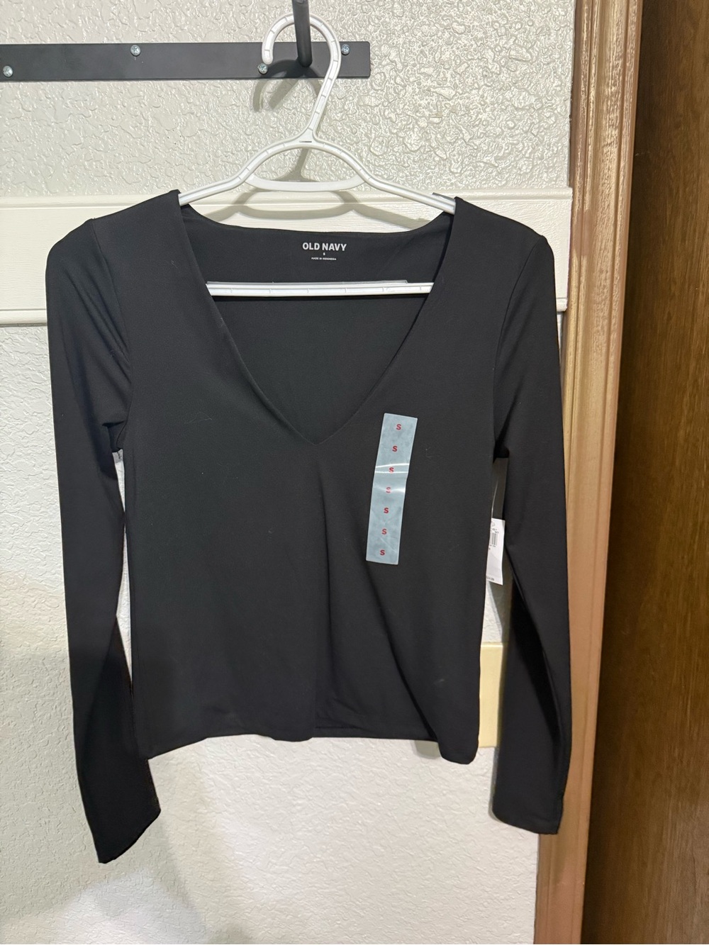 Old Navy Black Long-Sleeve V-Neck Tee